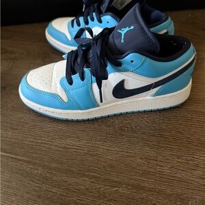 Women’s Air Jordan Blue and White Sneakers sz 6.5 women’s, 5.5 youth